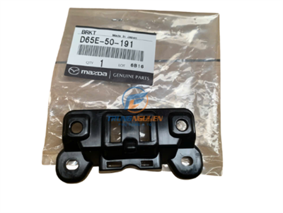 Bát bắt nắp che lỗ camera trước Mazda 2 - D65E50191